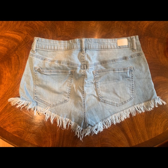 Celebrity Pink Light awash Jean Shorts - Picture 2 of 4